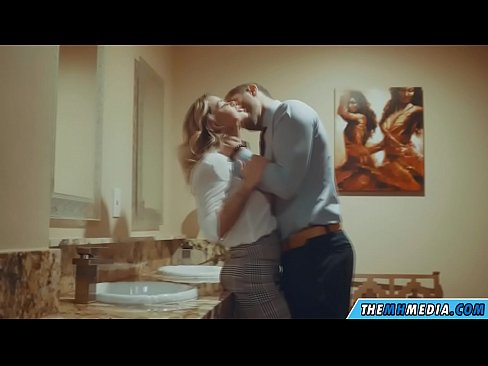 ❤️ Pe a faaosoosoina oe e se blonde busty i totonu o se faletaele lautele ️ Pono ️❤